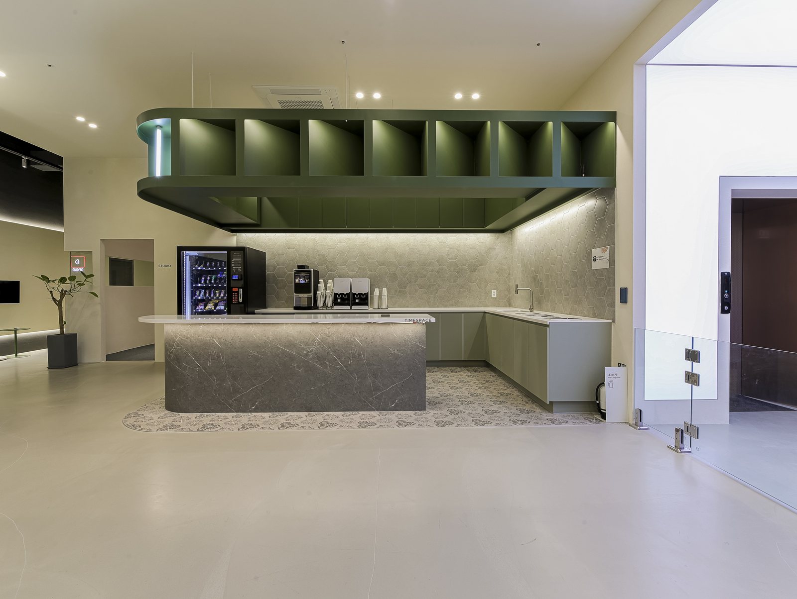 카페테리아 실제 사진 — 커피머신과 스낵바